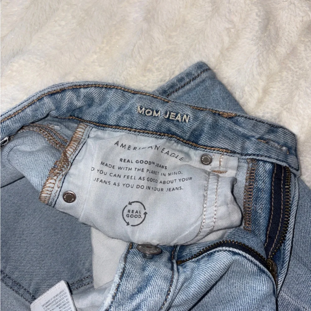 American Eagle Outfitters Mom Jean Size 0 Short Distressed Light Wash Denim